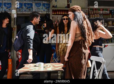 Israelis tragen Kostüme auf dem Karmel-Markt während des Purim-Festivals. Tel Aviv, Israel. Stockfoto