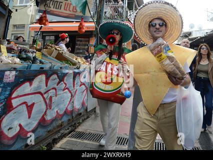 Israelis tragen Kostüme auf dem Karmel-Markt während des Purim-Festivals. Tel Aviv, Israel. Stockfoto