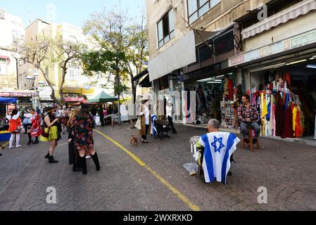 Israelis tragen Kostüme auf dem Karmel-Markt während des Purim-Festivals. Tel Aviv, Israel. Stockfoto