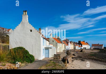 Blick auf alte Häuser und die enge Mid Shore Street in Pittenweem, East Neuk of Fife, Schottland, Großbritannien Stockfoto