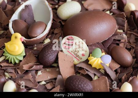 Makrophotographie-Ansicht eines köstlichen Schokoladenkuchens zu Ostern Stockfoto