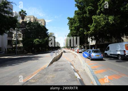 März 2024, Tel-Aviv, Israel. Ben Yehuda Straße wird gerade die Stadtbahngleise gebaut. Stockfoto