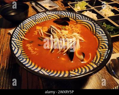 Koreanische scharfe Ramen mit Muscheln, Sojasprossen, Zwiebeln und anderen Zutaten Stockfoto
