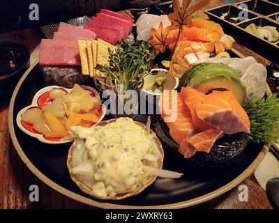 Sashimi besteht aus verschiedenen Fischarten, einschließlich Lachs und Thunfisch. Stockfoto
