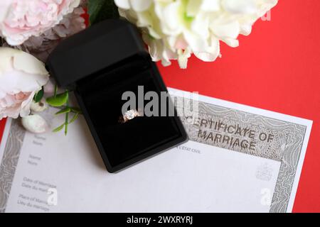 Kanadische Bescheinigung über die Registrierung der Ehe Blankodokument und Ehering Nahaufnahme Stockfoto
