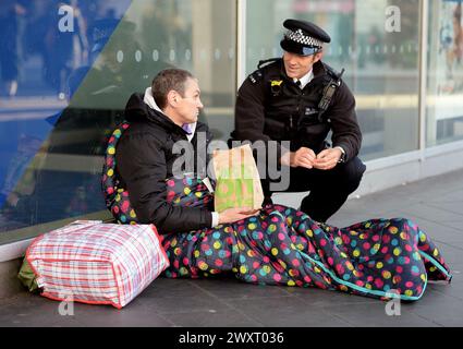 Aktenfoto vom 01/2020 eines Polizisten im Gespräch mit einem Obdachlosen in Victoria, London. Menschen sollten nicht verhaftet werden, weil sie schlecht riechen, sagte ein Kabinettsminister angesichts einer wachsenden Rebellion gegen Pläne, die Obdachlosigkeit kriminalisieren könnten. Ausgabedatum: Dienstag, 2. April 2024. Stockfoto