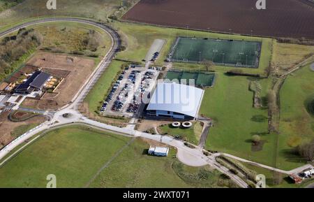 Blick aus der Vogelperspektive auf das York Sport Village, ein Fitnesscenter auf der Ostseite von York, North Yorkshire. (Auch York Campus Nursery ist links zu sehen) Stockfoto
