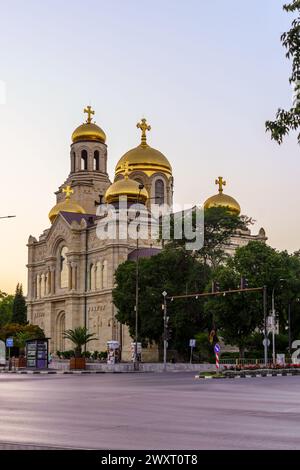 Varna, Bulgarien - 22. September 2023: Blick auf den Sonnenuntergang der Dormition der Theotokos-Kathedrale, mit Einheimischen und Besuchern, Varna, Bulgarien Stockfoto