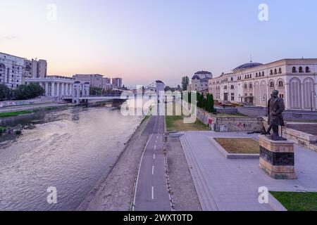 Skopje, Nordmakedonien - 5. Oktober 2023: Sonnenuntergang auf den Fluss Vardar, in Skopje, Nordmakedonien Stockfoto