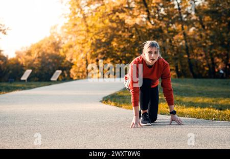 Junge Frau, die im Park läuft. Stockfoto