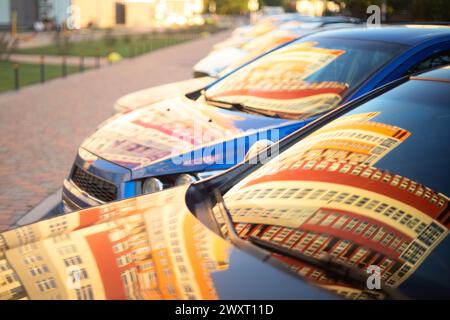 Parkplatzpanorama: Autos warten in Reihen Stockfoto