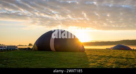 Heitere Hingabe: Ballon umarmt Ruhe auf dem Boden Stockfoto