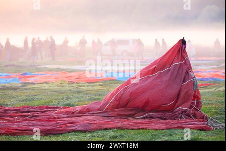 Erdgebundenes Wunder: Farbenfroher Ballon liegt leise auf dem Boden Stockfoto