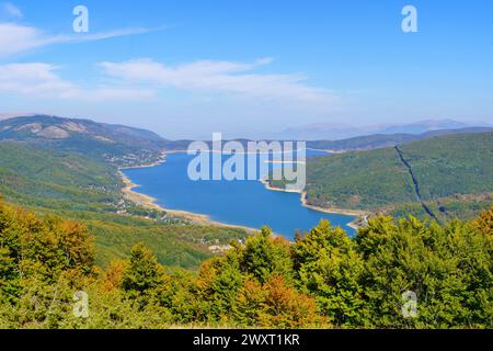 Blick auf den Mavrovo-See, im Mavrovo-Nationalpark, Nordmazedonien Stockfoto