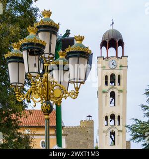 Blick auf eine Straßenlaterne, einen Kirchturm und Festungsmauern in Skopje, Nordmakedonien Stockfoto