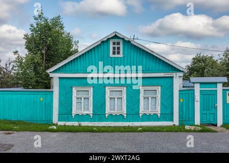 Altes Holzhaus, Straße in der Altstadt, Kolomna, Moskauer Region, Russland Stockfoto