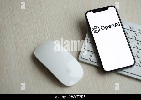 KIEW, UKRAINE - 17. MÄRZ 2024 OpenAI-Logo auf dem iPhone-Display mit Apple-Tastatur und Maus auf dem Tisch. Engine für künstliche Intelligenz Stockfoto