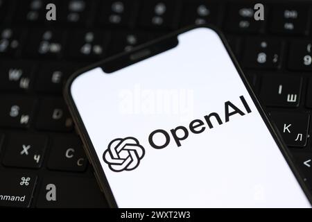 KIEW, UKRAINE - 17. MÄRZ 2024 OpenAI-Logo auf iPhone-Display und MacBook-Tastatur. Engine für künstliche Intelligenz Stockfoto