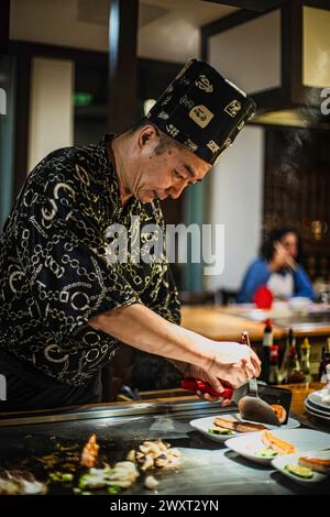 Berlin, Deutschland 05. 09. 2019. Der Teppanyaki-Koch kocht im Teppan in einem japanischen Steakhaus. Der japanische Koch zeigt eine Show mit Feuer und Flammen Stockfoto
