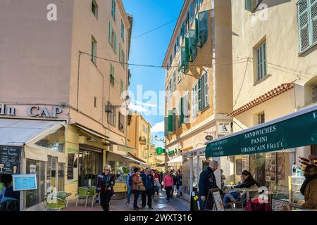 Menton, Frankreich - 2. März 2019: Straßenszene in der Innenstadt von Menton. Stockfoto