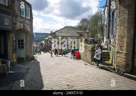 Haworth, West Yorkshire, Großbritannien. Blick auf die Main Street. Stockfoto