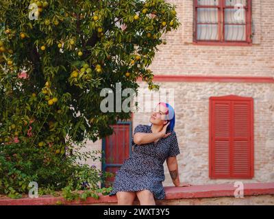 Weibliche Sommer-Altstadt Spaziergang in Antalya Türkei. Eine Frau mit bunten Haaren und Kleidern erkundet anmutig die historischen Straßen. Visuelle Sinfonie, die Vergangenheit und Gegenwart in Einklang bringt. Stockfoto