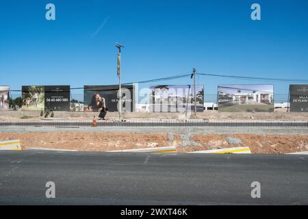 Nachbarschaftsentwicklung auf der Straße vom Flughafen Mohammed V nach Casablanca am 1. Oktober 2023. Casablanca, eine schnell wachsende Stadt, ist der Öko Stockfoto