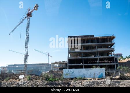 Nachbarschaftsentwicklung auf der Straße vom Flughafen Mohammed V nach Casablanca am 1. Oktober 2023. Casablanca, eine schnell wachsende Stadt, ist der Öko Stockfoto