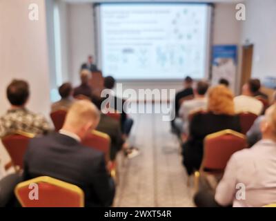 Verschwommenes Hintergrundbild des Publikums in einer Geschäftskonferenz oder einem Seminar. Das Publikum hört dem Dozenten bei der Konferenz im Auditorium zu. Stockfoto