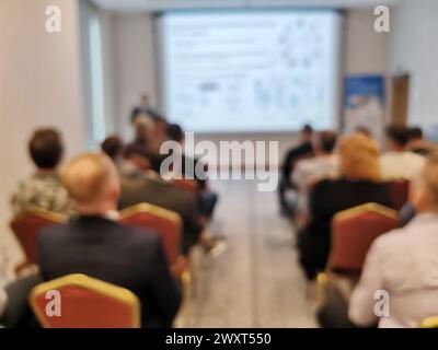 Verschwommenes Hintergrundbild des Publikums in einer Geschäftskonferenz oder einem Seminar. Das Publikum hört dem Dozenten bei der Konferenz im Auditorium zu. Stockfoto