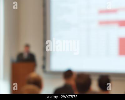 Verschwommenes Hintergrundbild des Publikums in einer Geschäftskonferenz oder einem Seminar. Das Publikum hört dem Dozenten bei der Konferenz im Auditorium zu. Stockfoto