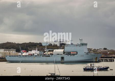 Das Schiff der Royal Navy RFA Mounts Bay wird in Falmouth, Cornwall, Großbritannien, gewartet und umgebaut. Sie ist technisch gesehen ein „Landungsschiff-Dock“. Stockfoto