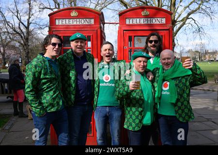 Reisende irische Rugby-Fans treffen sich in den Pubs rund um den Boden, bevor England in der Six Nations Rugby Championship im Twickenham Stadium in London gegen Irland antritt. Stockfoto