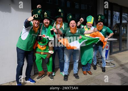 Reisende irische Rugby-Fans treffen sich in den Pubs rund um den Boden, bevor England in der Six Nations Rugby Championship im Twickenham Stadium in London gegen Irland antritt. Stockfoto