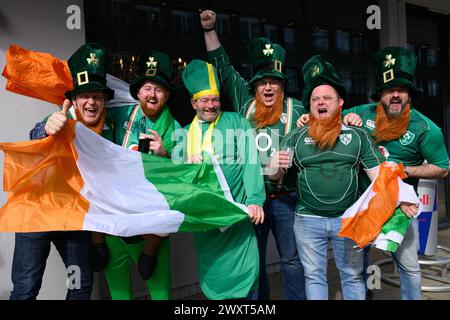 Reisende irische Rugby-Fans treffen sich in den Pubs rund um den Boden, bevor England in der Six Nations Rugby Championship im Twickenham Stadium in London gegen Irland antritt. Stockfoto