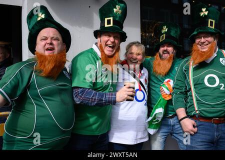 9. März 2024, London, Großbritannien: Irische und englische Rugby-Fans treffen sich in den Pubs rund um den Boden, bevor England gegen Irland in der Six Nations Rugby Championship im Twickenham Stadium in London antritt. Stockfoto