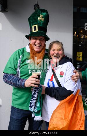 9. März 2024, London, Großbritannien: Irische und englische Rugby-Fans treffen sich in den Pubs rund um den Boden, bevor England gegen Irland in der Six Nations Rugby Championship im Twickenham Stadium in London antritt. Stockfoto