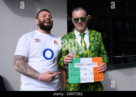 9. März 2024, London, Großbritannien: Irische und englische Rugby-Fans treffen sich in den Pubs rund um den Boden, bevor England gegen Irland in der Six Nations Rugby Championship im Twickenham Stadium in London antritt. Stockfoto