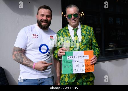 9. März 2024, London, Großbritannien: Irische und englische Rugby-Fans treffen sich in den Pubs rund um den Boden, bevor England gegen Irland in der Six Nations Rugby Championship im Twickenham Stadium in London antritt. Stockfoto