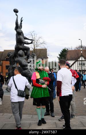 9. März 2024, London, Großbritannien: Irische und englische Rugby-Fans treffen sich vor dem Twickenham Stadium, bevor England gegen Irland in der Six Nations Rugby Championship in London antritt. Stockfoto