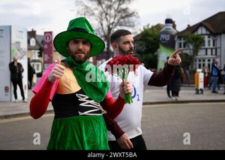 9. März 2024, London, Großbritannien: Irische und englische Rugby-Fans treffen sich vor dem Twickenham Stadium, bevor England gegen Irland in der Six Nations Rugby Championship in London antritt. Stockfoto