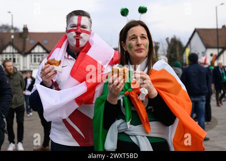 9. März 2024, London, Großbritannien: Irische und englische Rugby-Fans treffen sich vor dem Twickenham Stadium, bevor England gegen Irland in der Six Nations Rugby Championship in London antritt. Stockfoto