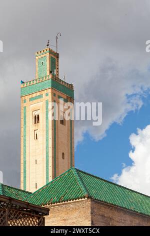 Die R'cif Moschee ist eine Freitagsmoschee in Fes el-Bali, der Altstadt (Medina) von Fez, Marokko. Es hat einen der höchsten Minarette der Stadt und überblickt Stockfoto
