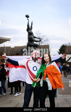 9. März 2024, London, Großbritannien: Irische und englische Rugby-Fans treffen sich vor dem Twickenham Stadium, bevor England gegen Irland in der Six Nations Rugby Championship in London antritt. Stockfoto