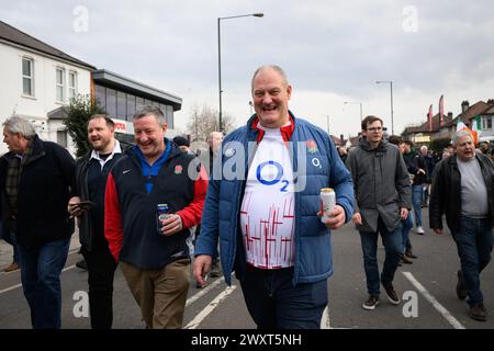 9. März 2024, London, Großbritannien: Die englischen Rugbyfans kommen im Twickenham Stadium an, bevor England in der Six Nations Rugby Championship in London gegen Irland antritt. Stockfoto