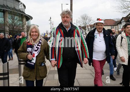 9. März 2024, London, Großbritannien: Die englischen Rugbyfans kommen im Twickenham Stadium an, bevor England in der Six Nations Rugby Championship in London gegen Irland antritt. Stockfoto