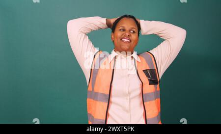Entspannter junger Projektmanager macht eine Pause Baustelle, Arme hinter Kopf Stockfoto