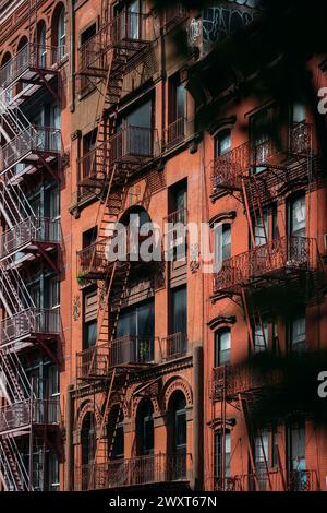 Klassische New Yorker Gebäude mit roten Ziegelsteinen Stockfoto
