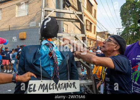 Caracas, Distrito Capital, Venezuela. 31. März 2024. Traditionelle Verbrennung von Judas am Ostersonntag, während der Karwoche im beliebten Stadtteil Cementerio in Caracas, Venezuela, wo eine Puppe, die Judas Iscariot darstellt, in Brand gesetzt wird, wo er in der Regel ein unwillkommener Charakter für die lokale Bevölkerung ist. (Kreditbild: © Jimmy Villalta/ZUMA Press Wire) NUR REDAKTIONELLE VERWENDUNG! Nicht für kommerzielle ZWECKE! Stockfoto