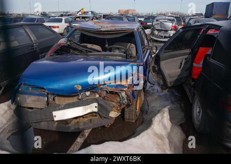 Kaputte und verbrannte Autos nach Verkehrsunfällen stehen auf einem Sonderparkplatz. Stockfoto